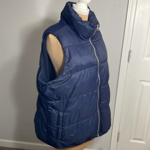 EUC Old Navy Frost-Free Puffer Vest in Navy Size XXL - Picture 4 of 9